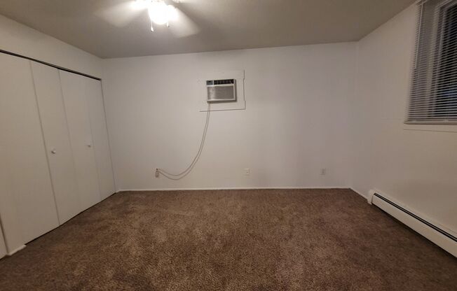 2 beds, 1 bath, $800, Unit E1