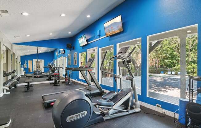 the gym at the landing at pullman apartments in pullman