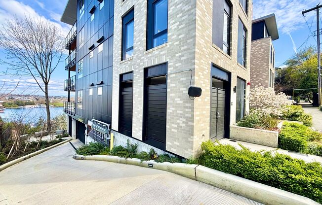 2514 Dexter Ave N