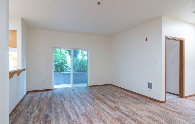 3 beds, 2 baths, $2,400, Unit 102