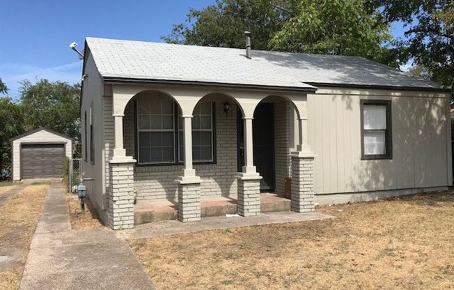 Charming 2-bedroom, 1-bath home in Fort Worth. AVAILABLE NOW!