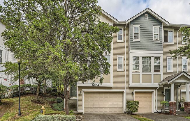 3bed/2.5 End Townhome Unit with Attached Garage in Renton!