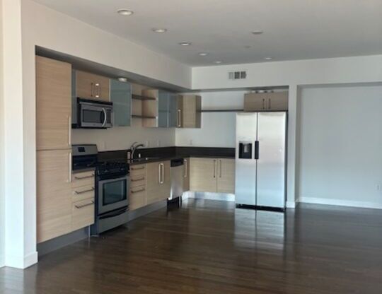 1 bed, 1 bath, 830 sqft, $2,700, Unit 530