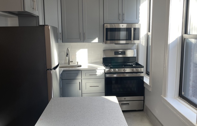 2 beds, 1 bath, $2,750, Unit 2