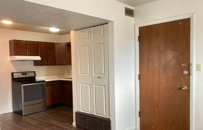 2 beds, 1 bath, 700 sqft, $699, Unit Apt J-1