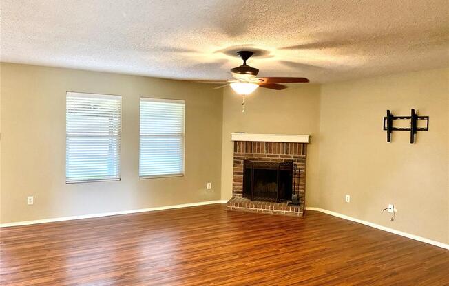 1416 LONESOME DOVE TRL