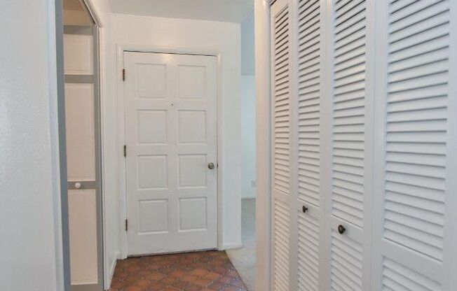 Clean Townhouse Centrally Located on the Bench