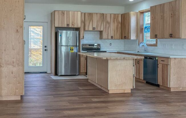 *** 3 Bedroom New Build In SE ! ONE MONTH FREE !!!!