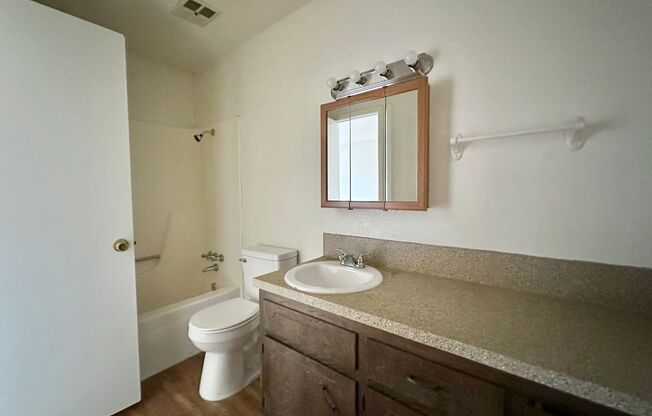 1 bed, 1 bath, 406 sqft, $650, Unit APT B