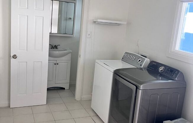 2 beds, 1 bath, 800 sqft, $2,850, Unit 1/2