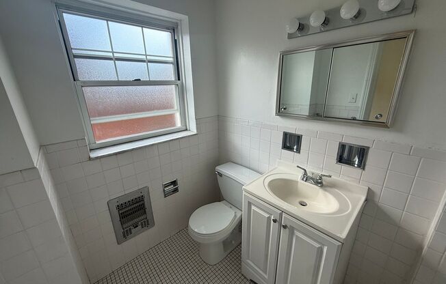 Studio, 1 bath, 295 sqft, $1,275, Unit Old King Edward 371