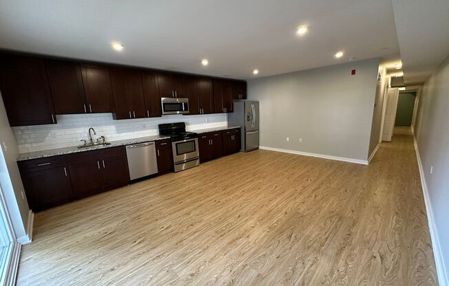 2 beds, 2 baths, 900 sqft, $2,050, Unit 2B