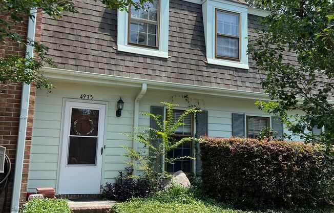 6-7 month lease term!!! Popular town home in Stones Throw. Walking distance to UNCW! 3BR, Fenced back court yard. Updated flooring!