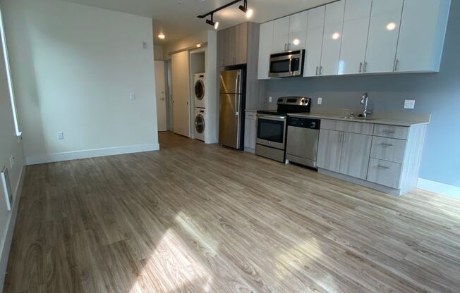 Studio, 1 bath, 430 sqft, $1,695, Unit 409