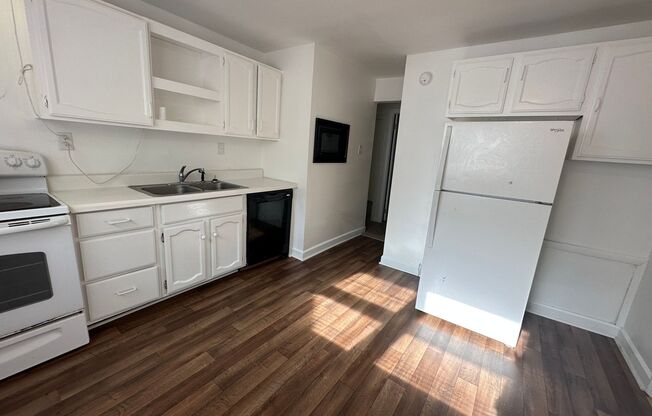 2 beds, 1 bath, $1,095