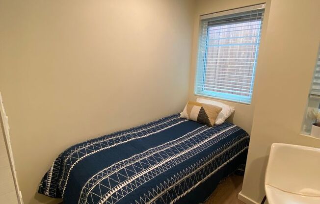 Studio, 1 bath, 178 sqft, $1,165, Unit 327