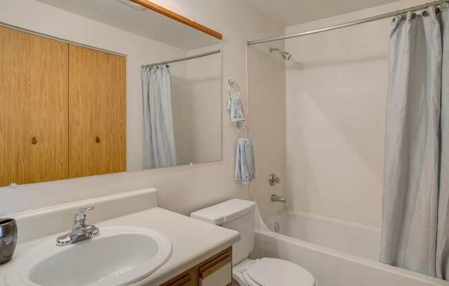 Glennbrook Bathroom Apartments in Lynnwood, WA