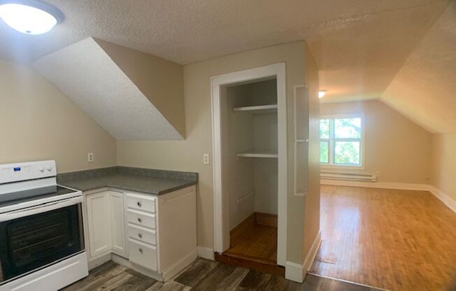 1 bed, 1 bath, 709 sqft, $1,100