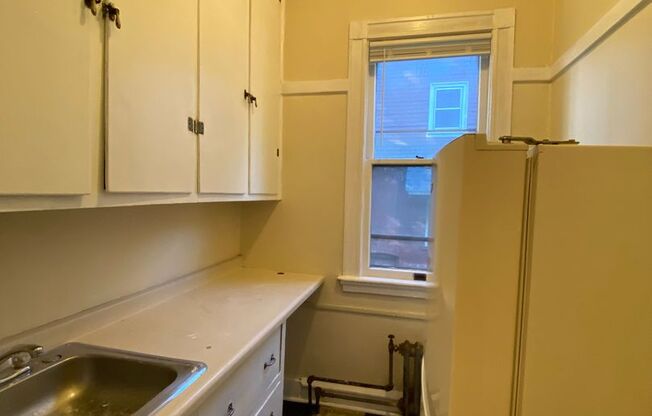 1 bed, 1 bath, $995, Unit 18