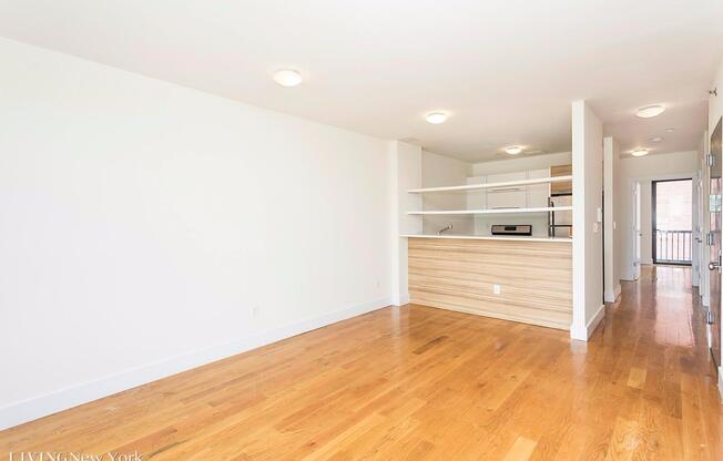 572 5 AVE