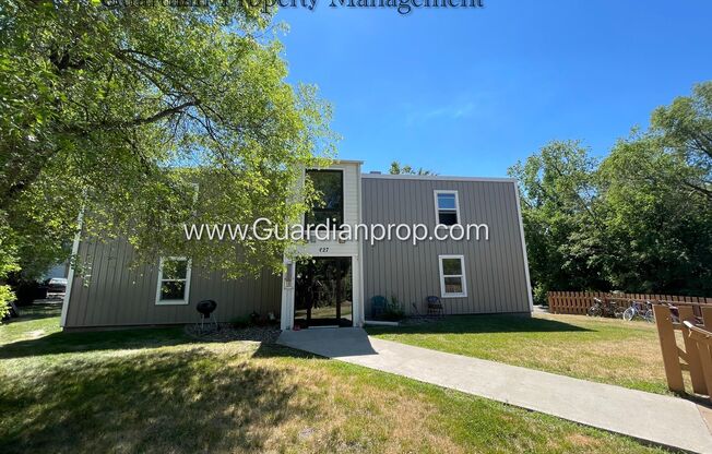 Recently Renovated Northeast Minneapolis, Main Floor, Parking, Very Bright, Laundry in Building, Sept