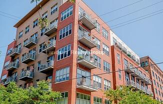 824 W Superior St 501