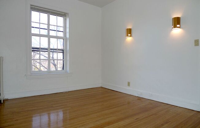 2 beds, 1 bath, 860 sqft, $1,305, Unit 24 - 212