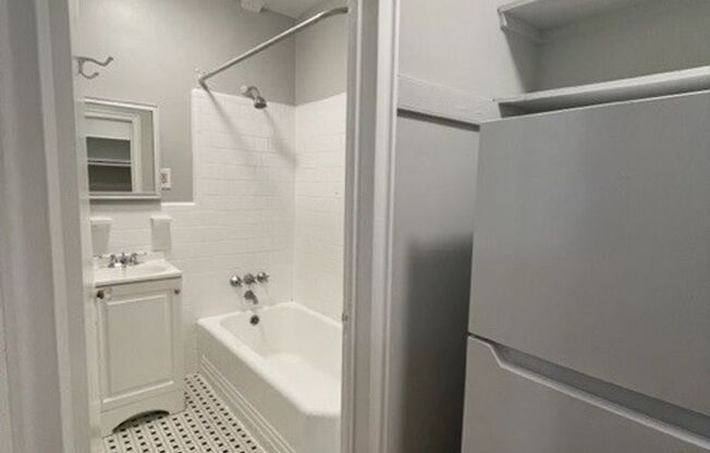 Studio, 1 bath, 215 sqft, $1,285, Unit 707