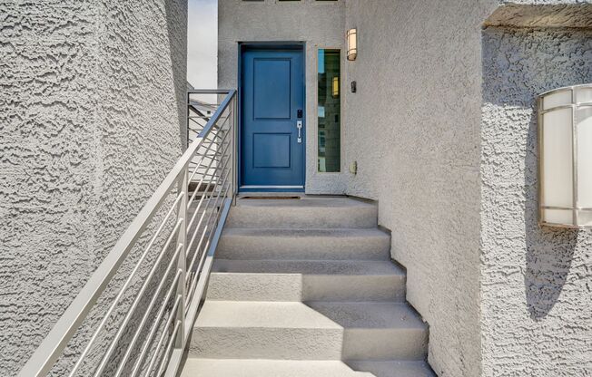 3 Story Home with Rooftop Deck - Luxury Living!