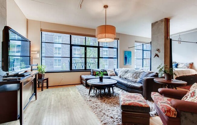 Elizabeth Lofts - FURNISHED Pearl District studio condo w/parking/concierge/most utilities