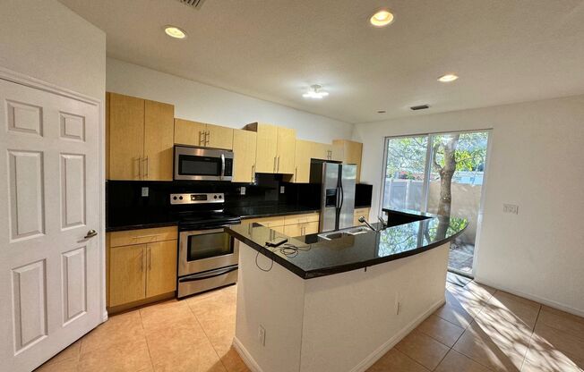 Amazing renovated townhome!3 Bedroom 2.5 Bathrooms Townhouse. Gated community, Privet back Yard.