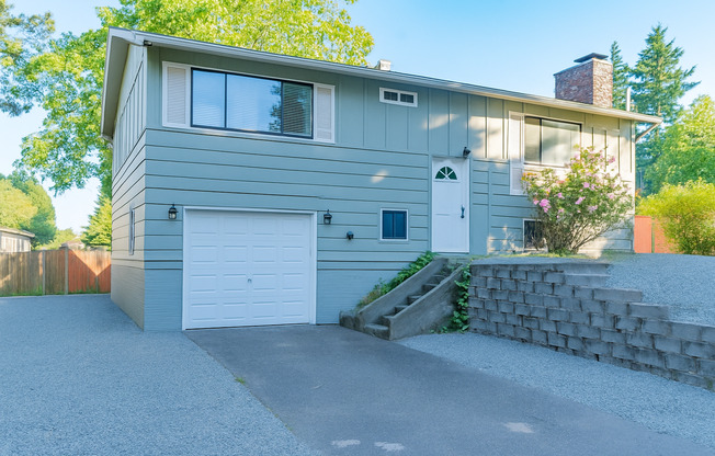 Cozy 2-Bed Lower Unit w/ Fenced Yard Minutes from Saltwater State Park