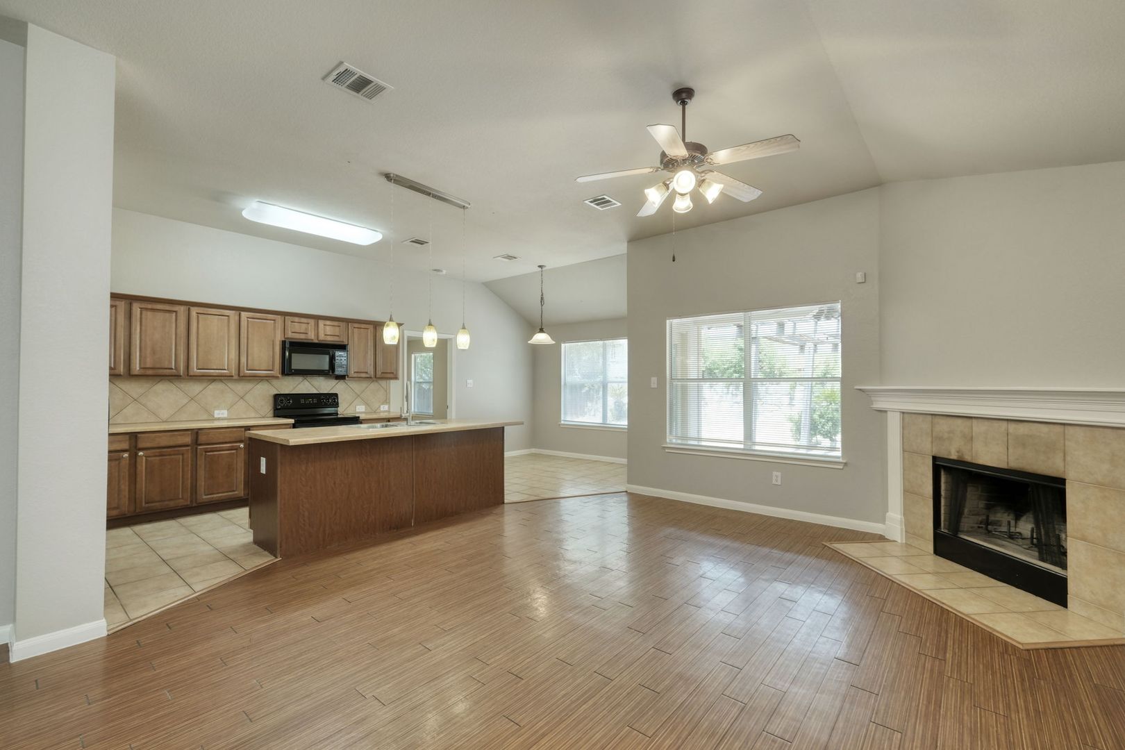 Beautiful 3/2/2 at Crossing At Onion Creek!