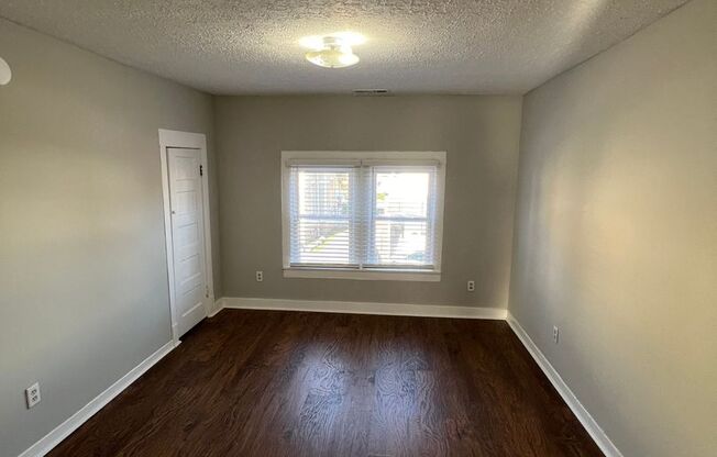 3 beds, 1 bath, 900 sqft, $1,250, Unit 04