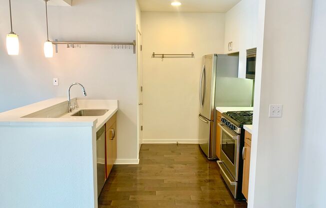 Sunny Modern Mission 2BR/2BA Condo - Balcony! Views! Laundry! PROGRESSIVE