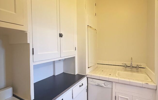 Cozy Studio Centrally Located in Downtown Portland! One Month Free For July Move In!