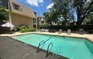 Charming 2-Bed Unit in Dallas! Community pool and walking distance to Katy Trail!