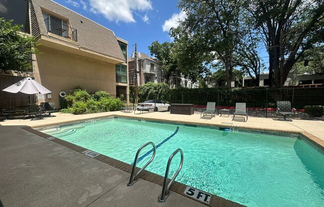 Charming 2-Bed Unit in Dallas! Community pool and walking distance to Katy Trail!