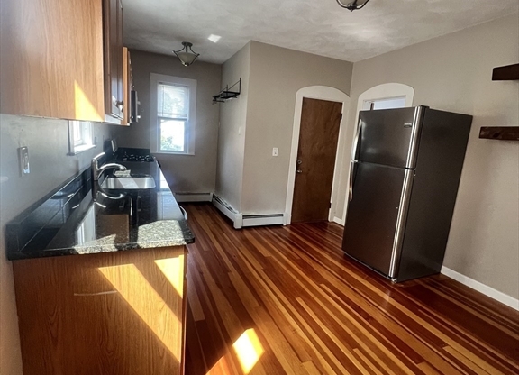 3 beds, 1 bath, 1,200 sqft, $3,000, Unit 34