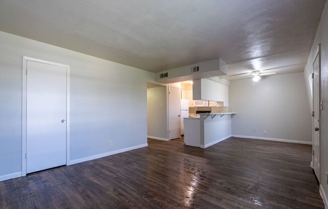 2 beds, 1 bath, 864 sqft, $1,100, Unit 707