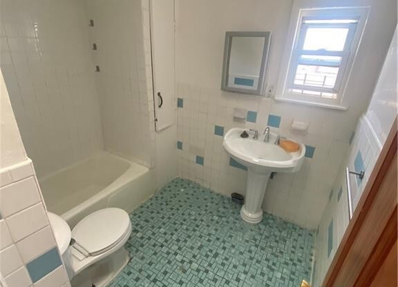 847 E 220 ST