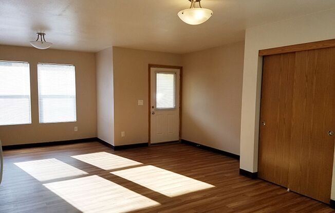 2 beds, 1 bath, $1,049, Unit 1646 01