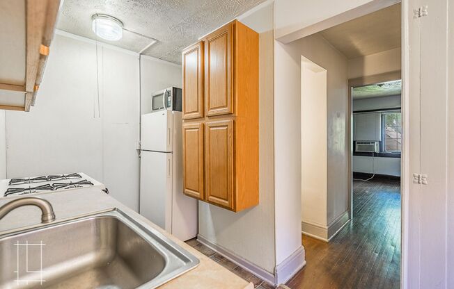 Studio, 1 bath, $915, Unit 29 W. 1st Ave Apt. 7