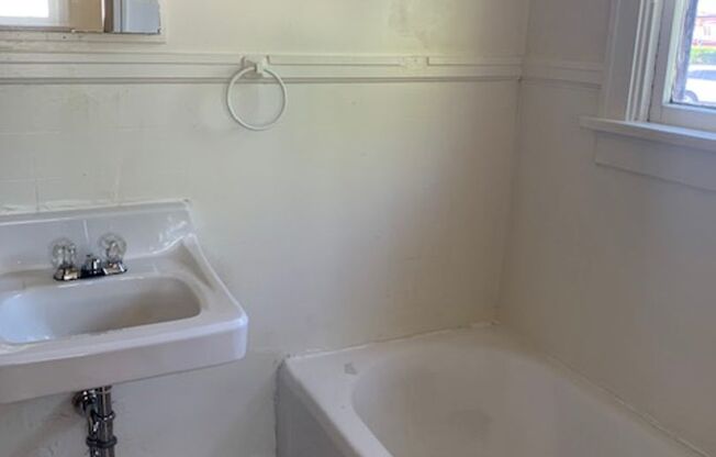 1 bed, 1 bath, $950, Unit PM 195-3 - Apt. 3