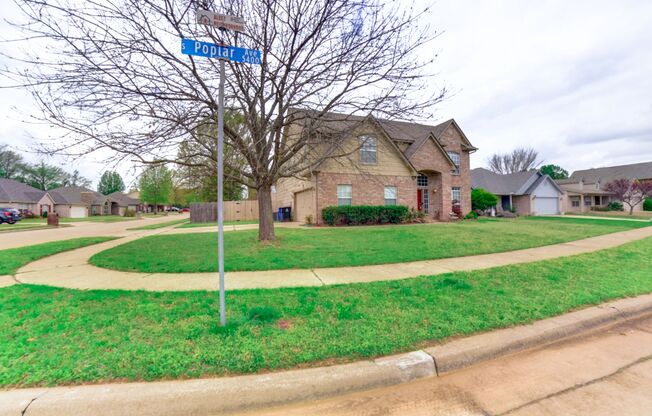 Charming 4 Bed / 2.5 Bath in Broken Arrow!