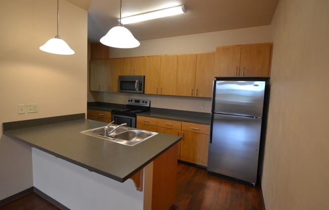 2 beds, 1.5 baths, 879 sqft, $1,900, Unit 09