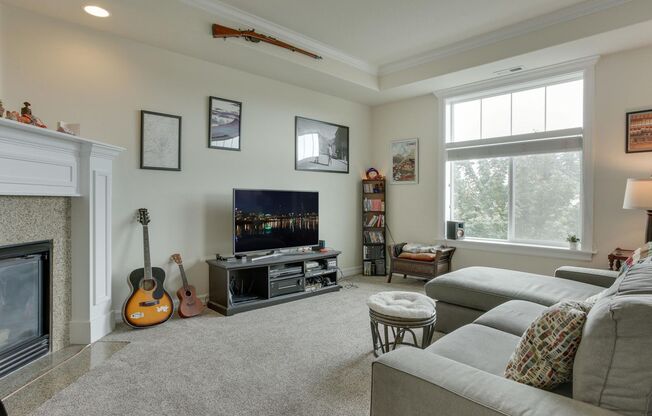 Beautiful and Spacious Newer Townhome with 3br 3bth 2268 Sq. Ft. Like New