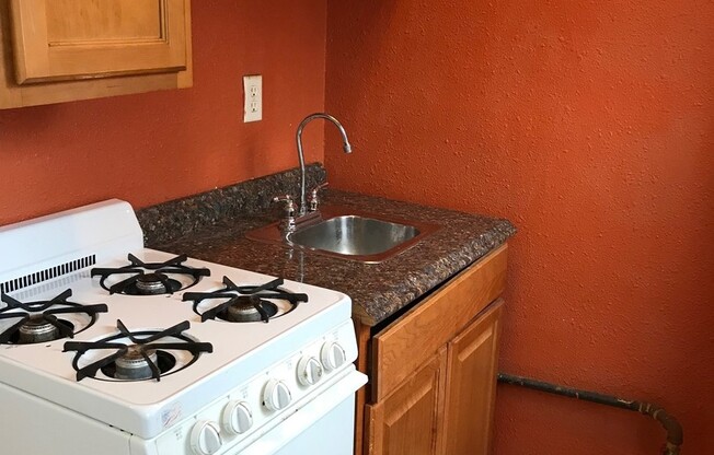 Studio, 1 bath, $725, Unit 15