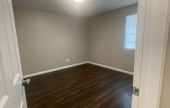 2 beds, 1 bath, 945 sqft, $1,575, Unit 033