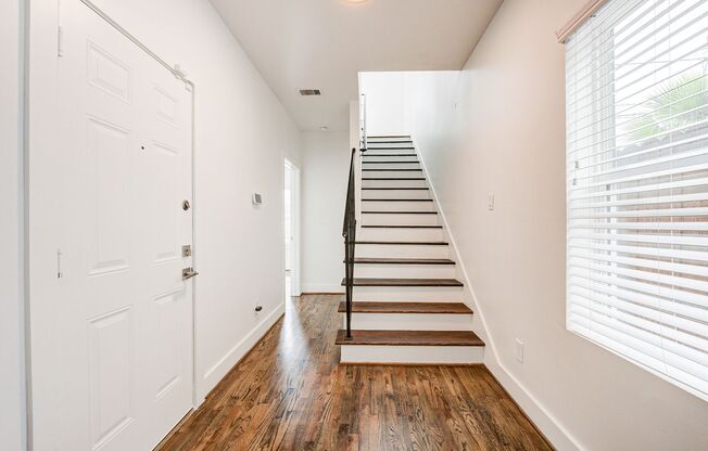 House with expansive rooftop deck overlooking Downtown!